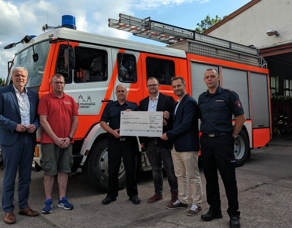 Der SPD-Stadtrat Stefan Schade und der Stadtratskandidat Sven Schuchhardt haben gemeinsam mit Oberbürgermeister Andreas Bausewein, 1200 Euro Spendengelder an den Förderverein der Freiwilligen Feuerwehr Ilversgehofen übergeben.
