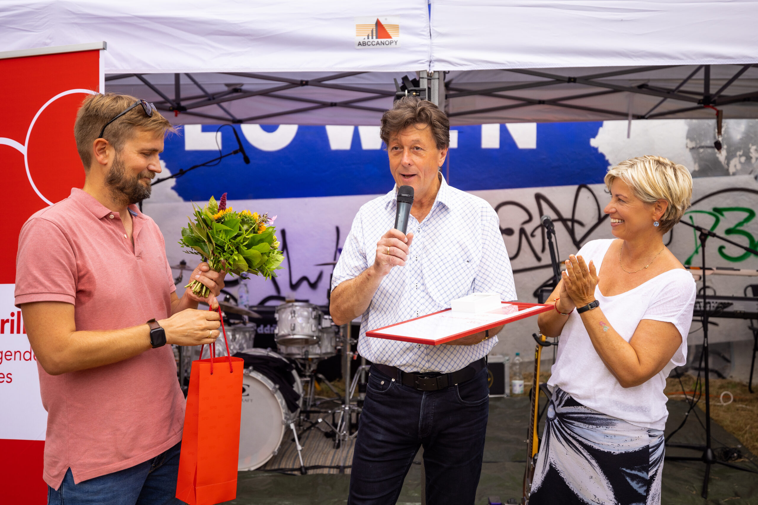 Übergabe Herrmann Brill Preis SPD Landtagsfraktion an Frank Schalles (M). durch Philippe Wolf (l) und Dr. Cornelia Klisch (r) im Rahmen des Sommerfestes am 7.8.2024