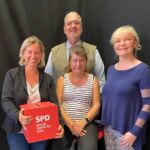 Der neue Vorstand der Erfurter AG Selbst Aktiv: Anke Döpping (rechts, Vorsitzende); stellvertretende Vorsitzende Annett Guba-Nonn und Carl-Christian Dressel. Die SPD Kreisvorsitzende Dr. Cornelia Urban (links) gratuliert.