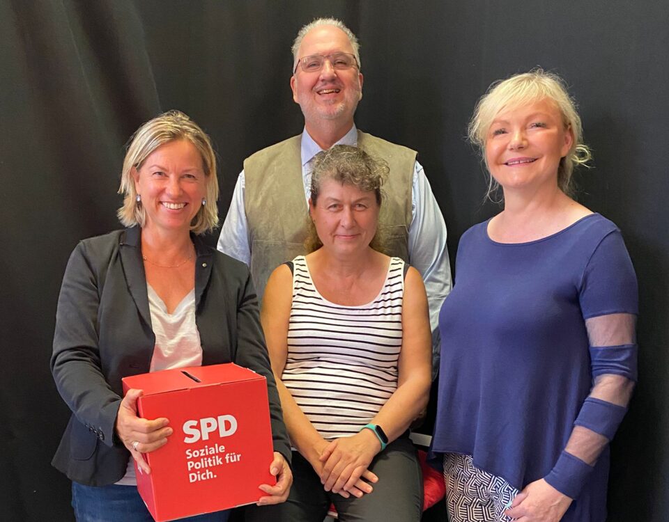 Der neue Vorstand der Erfurter AG Selbst Aktiv: Anke Döpping (rechts, Vorsitzende); stellvertretende Vorsitzende Annett Guba-Nonn und Carl-Christian Dressel. Die SPD Kreisvorsitzende Dr. Cornelia Urban (links) gratuliert.