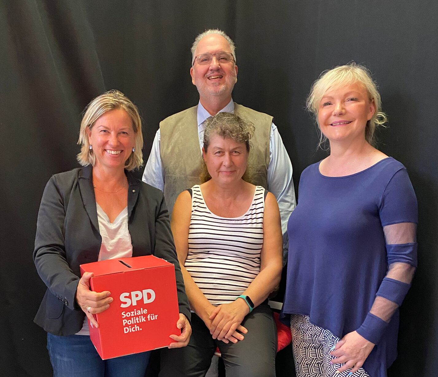 Der neue Vorstand der Erfurter AG Selbst Aktiv: Anke Döpping (rechts, Vorsitzende); stellvertretende Vorsitzende Annett Guba-Nonn und Carl-Christian Dressel. Die SPD Kreisvorsitzende Dr. Cornelia Urban (links) gratuliert.
